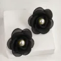 Elegantes pendientes de botón con flor de camelia de tela negra y perla estilo chic moda. - Pendientes de botón negros