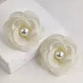Elegantes pendientes de tachuela de camelia blanca con perla central, estilo dulce. - Pendientes de botón blanco roto