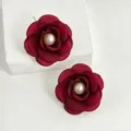 Pendientes de tuerca con flor de camelia de tela roja oscura y perla elegante para mujeres. - Pendientes de botón de corazón rojos
