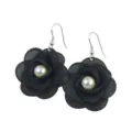 Pendientes de flor de camelia de tela negra con perla dulce vacaciones joya vista de detalle - Negro