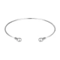 Primer plano detalle de pulsera brazalete abierta plateada con extremos esféricos. - Bola de hierro plata