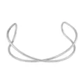 Vista detallada del brazalete de brazo abierto minimalista en plata, estilo punk. - Capa única cruzada plateada