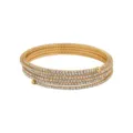 Vista detallada de una pulsera multivuelta dorada brillante decorada con hermosos strass. - 5 Capas Tono Oro