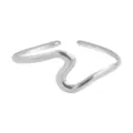 Zilveren golvende open armmanchet detailopname, strak metallisch mode sieraden accessoire. - Golf / Zilver