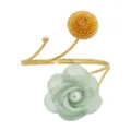 Detailaufnahme der offenen Metall-Armmanschette mit grüner Stoffblume, Perle und Goldkugel. - Kamellienblüte in Hellgrün