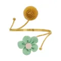 Goldener offener Armreif mit strukturierter Metallkugel und grüner Stoffblume als Dekoration. - Fünfblättrige Blume Grün