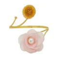 Detailaufnahme des goldenen verstellbaren Armreifs mit rosa Stoffblume und Perlenmitte. - Kamellienblüte in Rosa