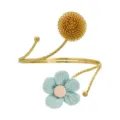 Nahaufnahme der goldenen Armmanschette mit Drahtblumenball und hellblauer Stoffblume Detail. - Fünfblättrige Blume Blau