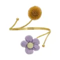 Detailansicht des goldenen Drahtball und lila Stoffblumen offenen Armreifens Schmucks. - Blütenblatt Blume Lila
