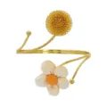 Goldene Metall-Armspange mit Draht-Blumenball und weißer Stoffblume, offenes Armband. - Fünf-Blatt-Blume Weiß