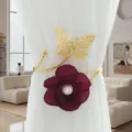 Primo piano dettaglio di farfalla in metallo dorato e fiore in tessuto bordeaux fermatenda. - Fiore Rosso Vino (Oro)