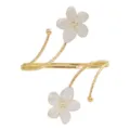 Bracciale da braccio floreale dorato, gioiello aperto regolabile in metallo con fiori. - Fiori Bianchi
