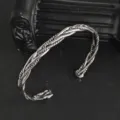 Vue détaillée du bracelet jonc ouvert en acier titane torsadé, design tressé rétro unisexe. - Style de Tissage Tressé