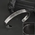 Bracelet manchette en acier inoxydable avec belle gravure de plume et texte intérieur. - Style Gravure de Plume