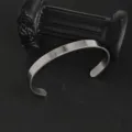 Bracelet jonc ouvert en acier inoxydable, détail finition argentée brillante unisexe. - Style Minimaliste Pur