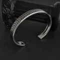 Bracelet jonc ouvert torsadé en acier inoxydable pour hommes et femmes, bijou élégant. - Style Ligne Géométrique