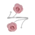 Silberner offener Armreif Armband mit rosa Stoffrosen Blumen, verstellbares Nischen-Design. - Rosa und Silber