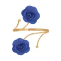 Elegantes goldenes Armband mit offenem Reif und blauen Stoffrosen als modisches Accessoire. - Blau Gold