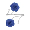 Verstellbarer offener Metall Armreif mit zwei leuchtend blauen Stoffrosen Blüten Akzenten. - Blau Silber