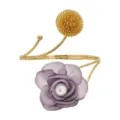 Goldener offener Metall Armreif mit lila Stoffblume und Golddrahtkugel Variante 01 - Kamellienblüte in Lila