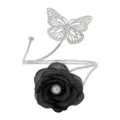 Dettaglio bracciale da braccio in metallo argentato con farfalla e rosa in tessuto nero. - Fiore Nero (Argento)