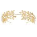 Dettaglio di cerchietto da sposa elegante con foglie dorate e perle, splendido accessorio. - Cerchietto con foglie e perle