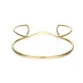 Primo piano dettagliato del bracciale da braccio geometrico dorato dal design aperto unico. - Oro