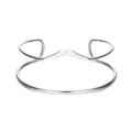 Primo piano sul bracciale da braccio aperto geometrico creativo con linee metalliche. - Argento