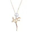 Collana con ciondolo di perle placcate in oro elegante con delicato design di ramo e foglie. - Collana di perle a foglia