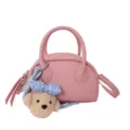 Sac Boston en cuir rose vue principale avec poignées, bandoulière et charm en peluche d'ours. - Avec Pendentif / Rose