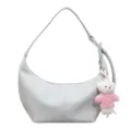 Élégante sacoche hobo gris clair pour femme avec un adorable pendentif d'ours en peluche. - Avec Pendentif / Bleu