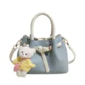 Sac à main seau bicolore bleu clair et blanc élégant avec un charmant porte-clés ours en peluche. - Avec Pendentif / Bleu