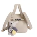 Sac seau élégant en cuir synthétique avec pendentif en peluche, fourre-tout tendance. - Avec Pendentif / Blanc