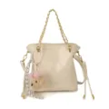 Sac à bandoulière matelassé beige chic avec chaîne dorée et charmant pendentif ours quotidien. - Avec Pendentif / Blanc