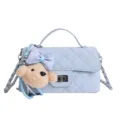 Sac bandoulière matelassé bleu clair avec poignée, chaîne et joli pendentif d'ours. - Avec Pendentif / Bleu
