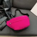 Marsupio casual rosa brillante, borsa a tracolla minimalista, borsa da petto sportiva chic. - Rosso rosa