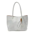 Sac cabas bleu clair minimaliste décontracté avec bandoulière et breloque en perles pour femme. - Grand Avec Pendentif / Bleu