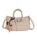 Sac cabas beige grain litchi avec charm cheval ailé mignon et détail de boucle de ceinture chic. - Avec Pendentif / Blanc