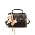 Sac à bandoulière carré pour femme élégant avec charm de cheval et design moderne chic. - Avec Pendentif / Noir
