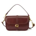 Élégant sac à bandoulière en cuir bordeaux pour femme, sac sous les bras chic avec quincaillerie dorée. - Rouge