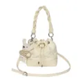 Sac seau crème chic pour femme avec poignée tressée, sangle et joli charm lapin mignon. - Avec Pendentif / Blanc Cassé