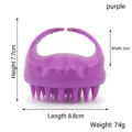 Ergonomische lila manuelle Kopfhaut-Massagebürste und Shampoo-Bürste mit weichen Silikonborsten - Handgehalten mit Silikonhülle / Lila