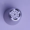 Nahaufnahme Detail der Edelstahlspritztülle mit Blumenmuster zum Backen von Torten. - XG1226-25 Stil