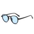 Moderne Retro-Sonnenbrille mit schwarzem Gestell und hellblauen Gläsern für den Alltag. - Schwarzer Rahmen Blaue Gläser