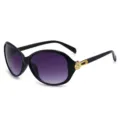 Occhiali da sole oversize da donna con lenti sfumate viola e decoro a trifoglio. - Montatura Nera Lente Grigia Sfumata