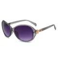 Occhiali da sole vintage da donna con montatura grande, lenti viola sfumate e decoro floreale. - Montatura Grigia Lenti Grigie