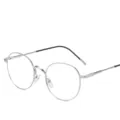 Silberne Metall Rundrahmen Brille mit klaren Gläsern und schwarzen Bügelenden. - Silbergestell und schwarze Bügel