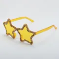 Nahaufnahme von stilvollen sternförmigen Strass-Sonnenbrillen, gelbe Party-Brille. - Nachtsicht-Gelbe kleine Strasssteine