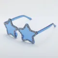 Detailansicht trendiger blauer sternförmiger Party-Sonnenbrille mit glänzenden Strasssteinen. - Hellblaue kleine Strasssteine