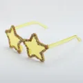 Gelbe Stern Strass Sonnenbrille Detailaufnahme, ideal fuer modische Party und stylisches Outfit. - Hellgelbe kleine Strasssteine